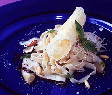 Salteado de pasta fresca con yema trufada sobre carpaccio de hongos y rulo crujiente Idiazábal