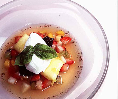 Sopa de cítricos con raviolis de fruta y helado griego