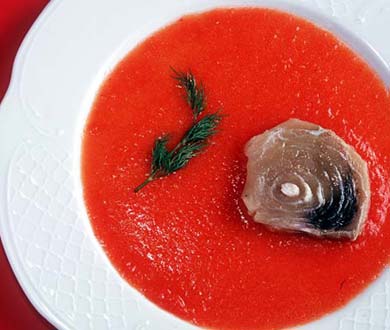 Sopa fría de tomate con láminas de bonito marinado